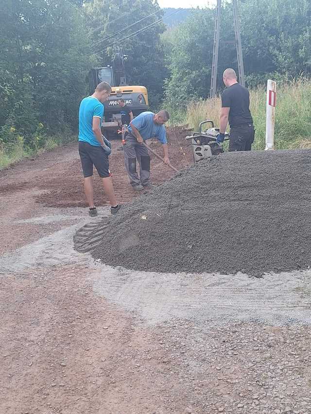 Trwa remont drogi gminnej w Rybnicy Leśnej [FOTO]