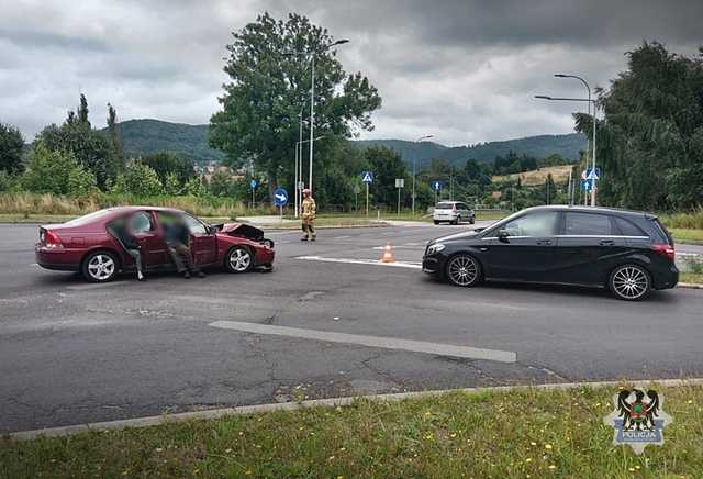 Poważnie wyglądająca kolizja na skrzyżowaniu Moniuszki i Sikorskiego w Wałbrzychu [FOTO]