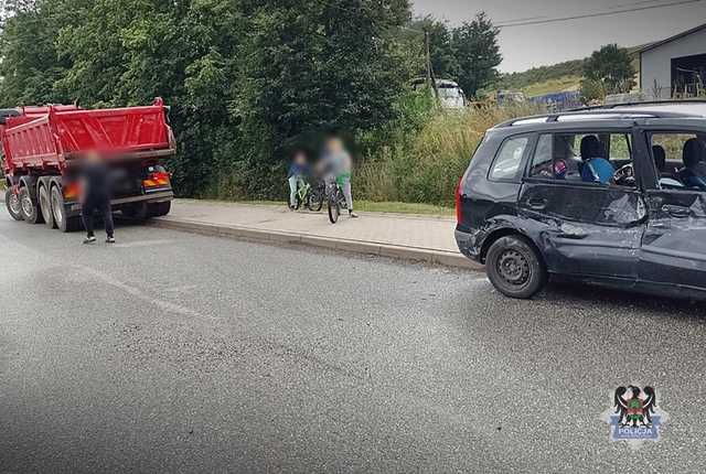 Kolejne groźne zdarzenia drogowe w powiecie: Osobówka wjechała w ciężarówkę w Czarnym Borze i zderzenie na skrzyżowaniu Noworudzkiej z Bystrzycką w Wałbrzychu [FOTO]