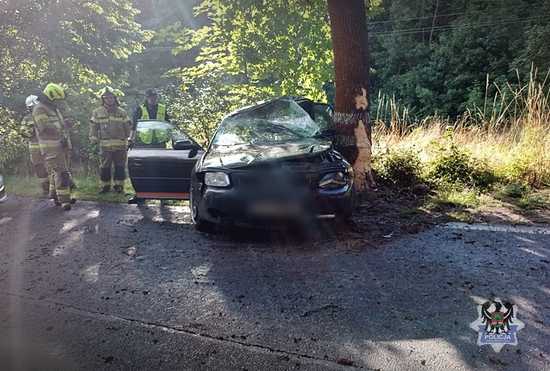 26-latek stracił panowanie nad pojazdem i uderzył w drzewo [FOTO]