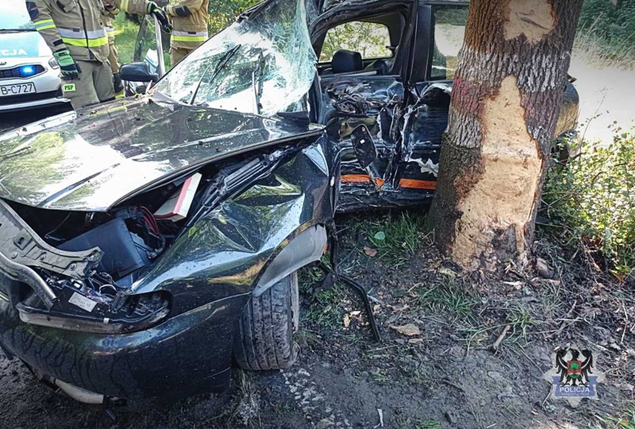 26-latek stracił panowanie nad pojazdem i uderzył w drzewo [FOTO]