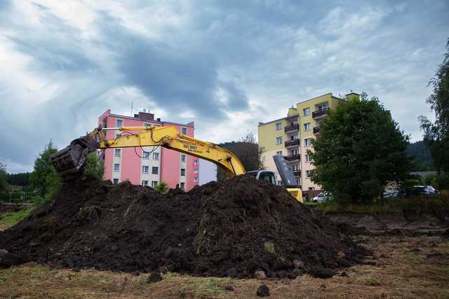 Rozpoczęto budowę domu rodzinnego w Jedlinie-Zdroju. Powstaną tam 44 nowe mieszkania [FOTO]