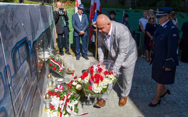 [FOTO] W Mieroszowie powstał Skwer Sybiraków. Za nami uroczyste odsłonięcie tablicy