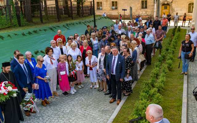 [FOTO] W Mieroszowie powstał Skwer Sybiraków. Za nami uroczyste odsłonięcie tablicy