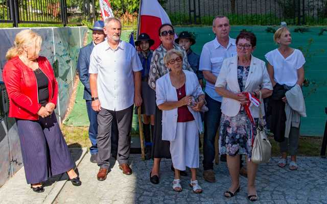 [FOTO] W Mieroszowie powstał Skwer Sybiraków. Za nami uroczyste odsłonięcie tablicy