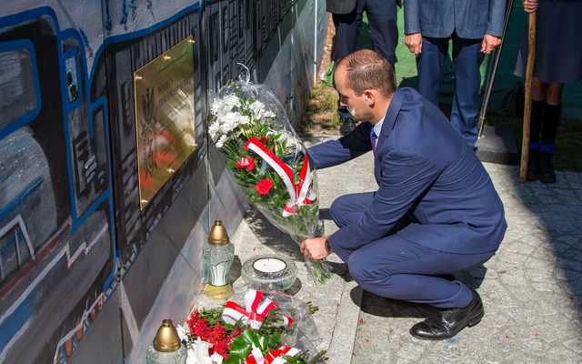 [FOTO] W Mieroszowie powstał Skwer Sybiraków. Za nami uroczyste odsłonięcie tablicy