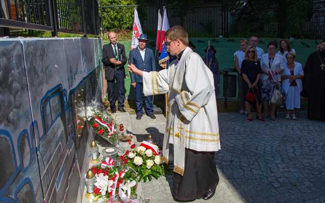 [FOTO] W Mieroszowie powstał Skwer Sybiraków. Za nami uroczyste odsłonięcie tablicy