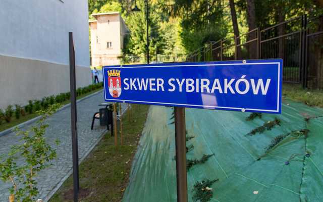 [FOTO] W Mieroszowie powstał Skwer Sybiraków. Za nami uroczyste odsłonięcie tablicy