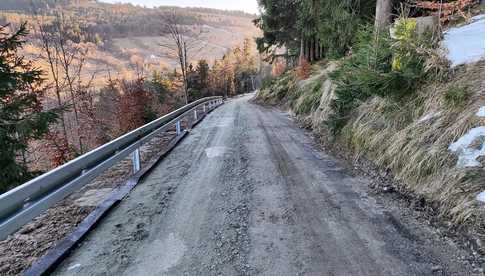 [FOTO] Niebezpieczny odcinek drogi Rzeczka-Sierpnica zabezpieczony. Niedługo wylany zostanie asfalt