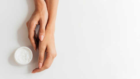 Pielęgnacja dłoni z wykorzystaniem kosmetyków naturalnych – po jakie produkty warto sięgnąć?