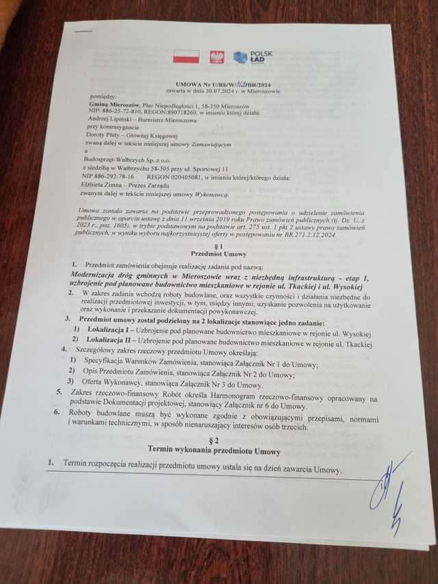 [FOTO] Podpisano umowę na przebudowę dróg w Mieroszowie. Równolegle ruszyły prace remontowe na ul. Mickiewicza