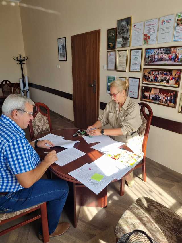[FOTO] Podpisano umowę na przebudowę dróg w Mieroszowie. Równolegle ruszyły prace remontowe na ul. Mickiewicza