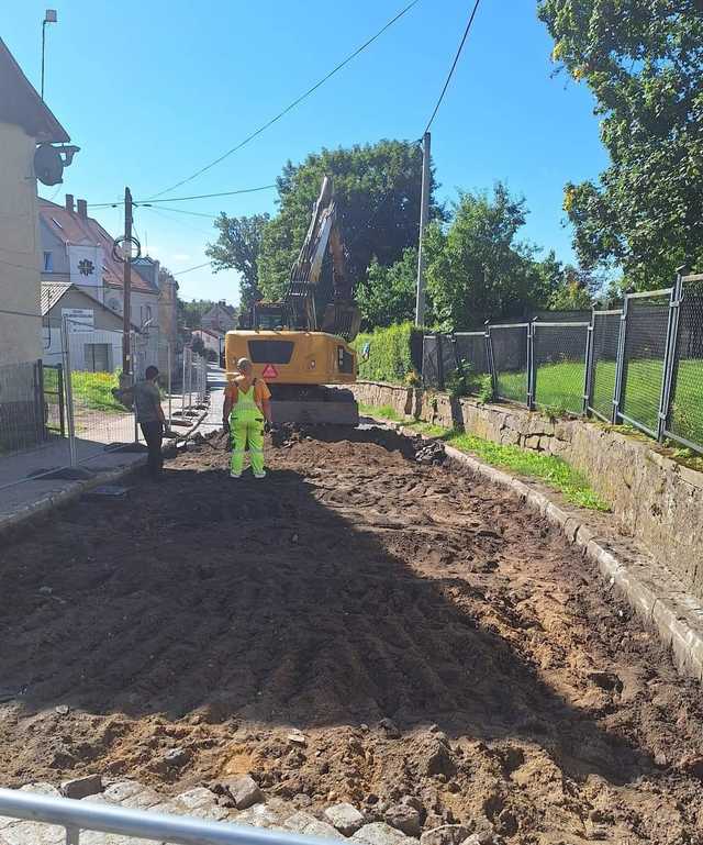 [FOTO] Podpisano umowę na przebudowę dróg w Mieroszowie. Równolegle ruszyły prace remontowe na ul. Mickiewicza