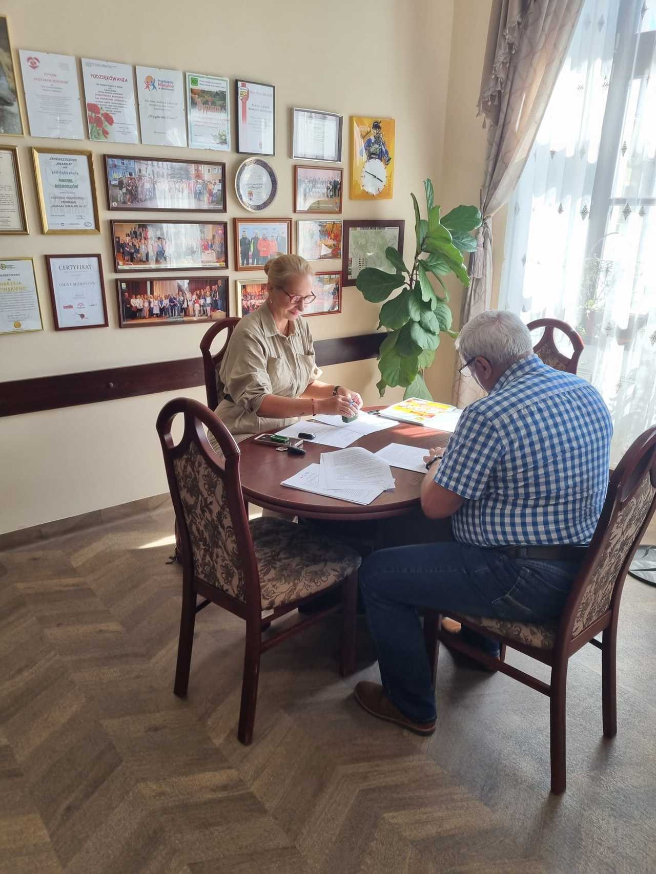 [FOTO] Podpisano umowę na przebudowę dróg w Mieroszowie. Równolegle ruszyły prace remontowe na ul. Mickiewicza