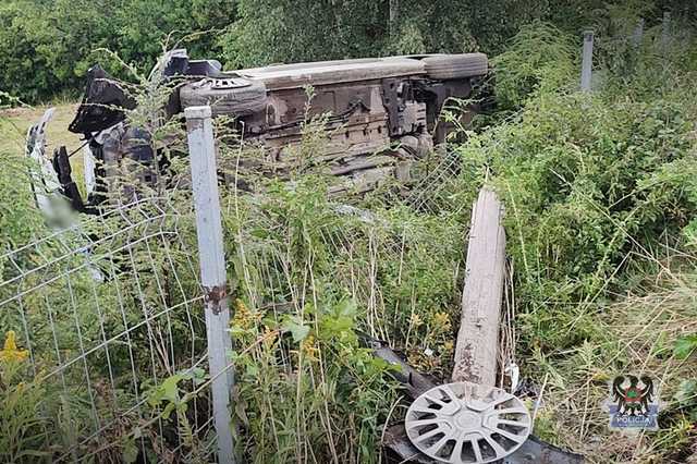 [FOTO] Dostawczakiem wypadł z drogi w Nowym Julianowie. Tłumaczył, że przysnął za kierownicą