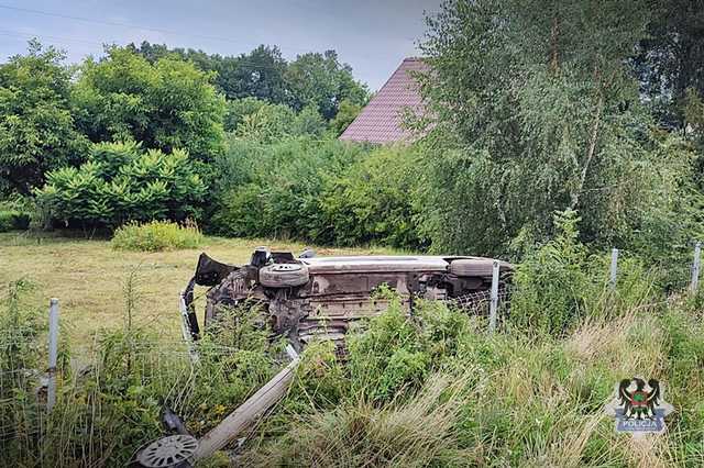 [FOTO] Dostawczakiem wypadł z drogi w Nowym Julianowie. Tłumaczył, że przysnął za kierownicą
