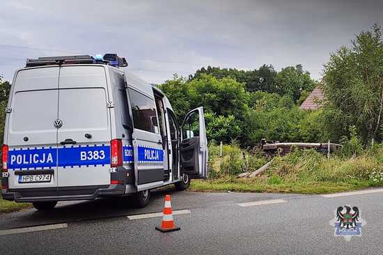 [FOTO] Dostawczakiem wypadł z drogi w Nowym Julianowie. Tłumaczył, że przysnął za kierownicą