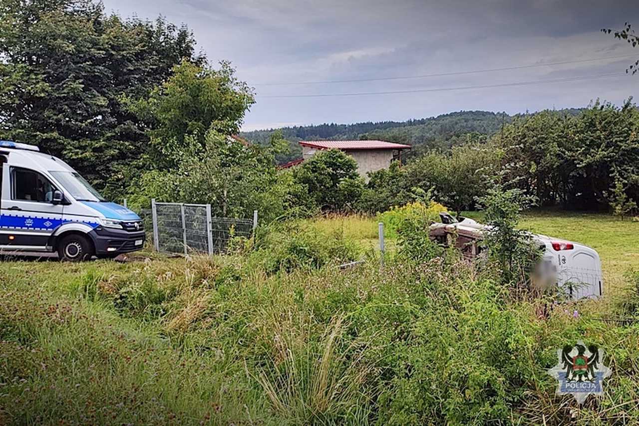 [FOTO] Dostawczakiem wypadł z drogi w Nowym Julianowie. Tłumaczył, że przysnął za kierownicą