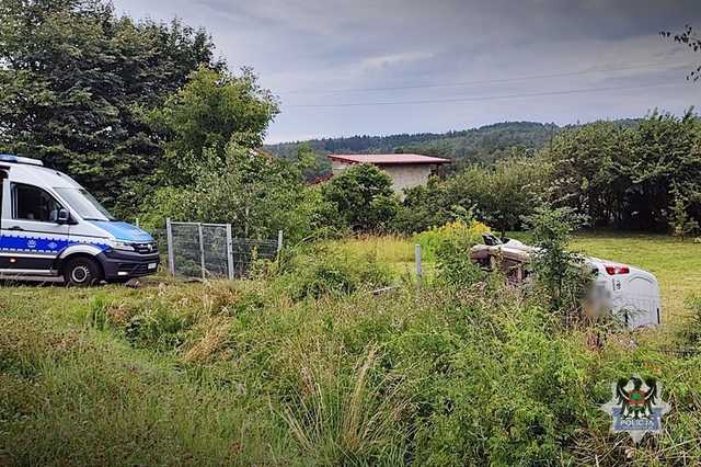 [FOTO] Dostawczakiem wypadł z drogi w Nowym Julianowie. Tłumaczył, że przysnął za kierownicą