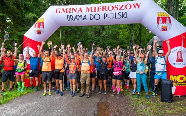 [FOTO] Biegali po Górach Suchych. Tłumy na starcie 5. Letniej Wyrypy w Sokołowsku 