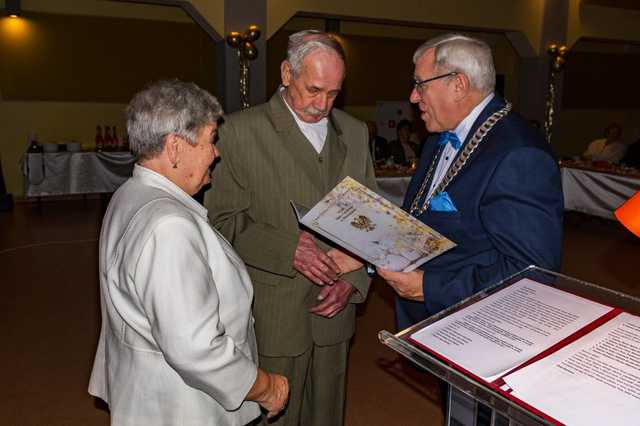 [FOTO] Pary z gminy Mieroszów świętowały jubileusze długoletniego pożycia małżeńskiego