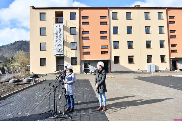 [WIDEO/FOTO/WIZUALIZACJE] Nowoczesne mieszkania na wynajem w Jedlinie-Zdroju coraz bliżej. Postępuja inwestycja TBS