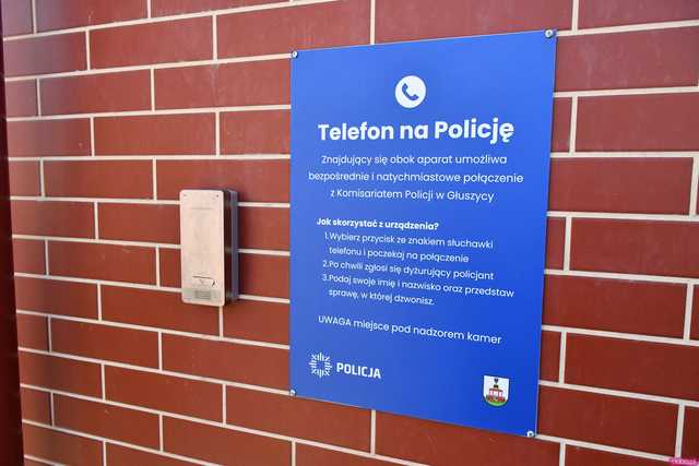 [WIDEO/FOTO] W Jedlinie-Zdroju powstał telefon na policję. Zapewnia szybki i łatwy kontakt z najbliższym komisariatem
