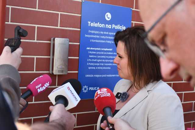 [WIDEO/FOTO] W Jedlinie-Zdroju powstał telefon na policję. Zapewnia szybki i łatwy kontakt z najbliższym komisariatem