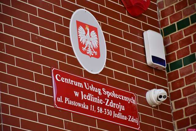 [WIDEO/FOTO] W Jedlinie-Zdroju powstał telefon na policję. Zapewnia szybki i łatwy kontakt z najbliższym komisariatem