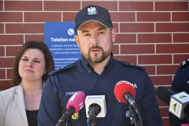 [WIDEO/FOTO] W Jedlinie-Zdroju powstał telefon na policję. Zapewnia szybki i łatwy kontakt z najbliższym komisariatem