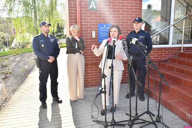 [WIDEO/FOTO] W Jedlinie-Zdroju powstał telefon na policję. Zapewnia szybki i łatwy kontakt z najbliższym komisariatem