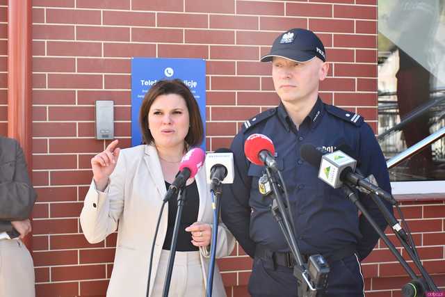 [WIDEO/FOTO] W Jedlinie-Zdroju powstał telefon na policję. Zapewnia szybki i łatwy kontakt z najbliższym komisariatem