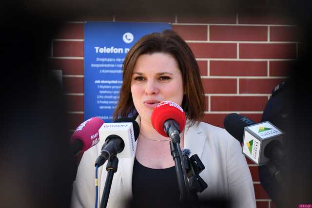 [WIDEO/FOTO] W Jedlinie-Zdroju powstał telefon na policję. Zapewnia szybki i łatwy kontakt z najbliższym komisariatem