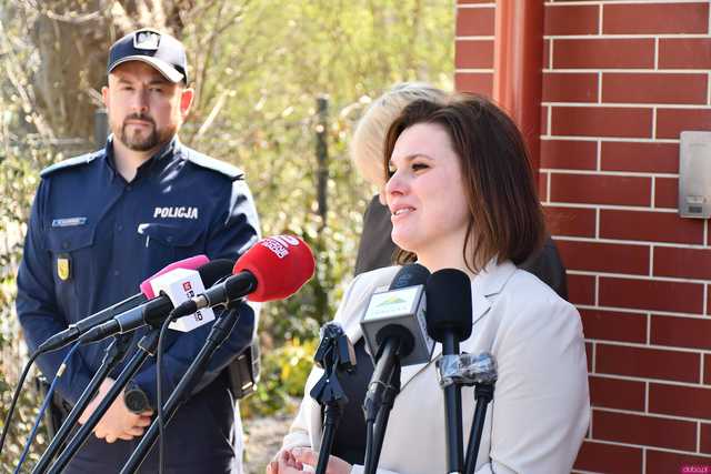 [WIDEO/FOTO] W Jedlinie-Zdroju powstał telefon na policję. Zapewnia szybki i łatwy kontakt z najbliższym komisariatem
