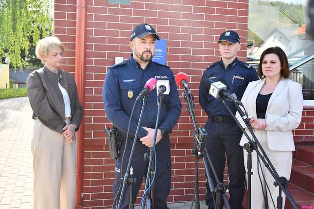 [WIDEO/FOTO] W Jedlinie-Zdroju powstał telefon na policję. Zapewnia szybki i łatwy kontakt z najbliższym komisariatem