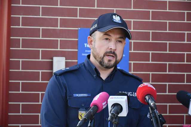 [WIDEO/FOTO] W Jedlinie-Zdroju powstał telefon na policję. Zapewnia szybki i łatwy kontakt z najbliższym komisariatem