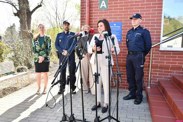 [WIDEO/FOTO] W Jedlinie-Zdroju powstał telefon na policję. Zapewnia szybki i łatwy kontakt z najbliższym komisariatem