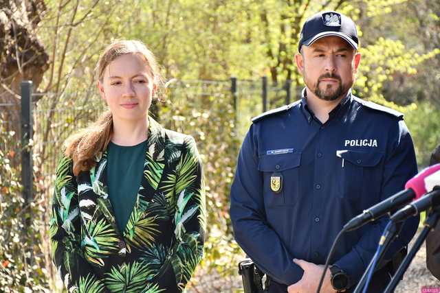 [WIDEO/FOTO] W Jedlinie-Zdroju powstał telefon na policję. Zapewnia szybki i łatwy kontakt z najbliższym komisariatem