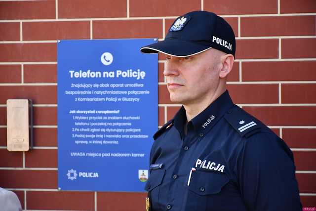 [WIDEO/FOTO] W Jedlinie-Zdroju powstał telefon na policję. Zapewnia szybki i łatwy kontakt z najbliższym komisariatem