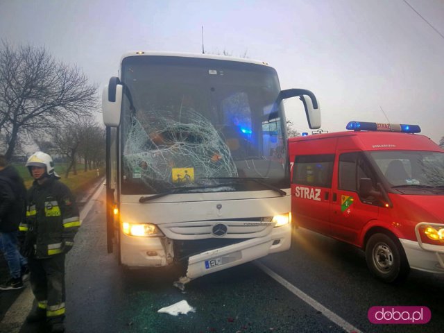 Wypadek na DK8. Autobus najechał na osobówki