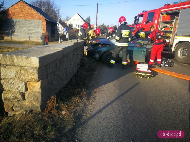 Wypadek w Maniowie. Osobówka uderzyła w mur