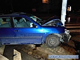 Kompletnie pijany kierowca uderzył w słup oświetleniowy 