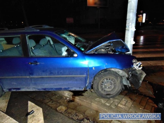 Kompletnie pijany kierowca uderzył w słup oświetleniowy 