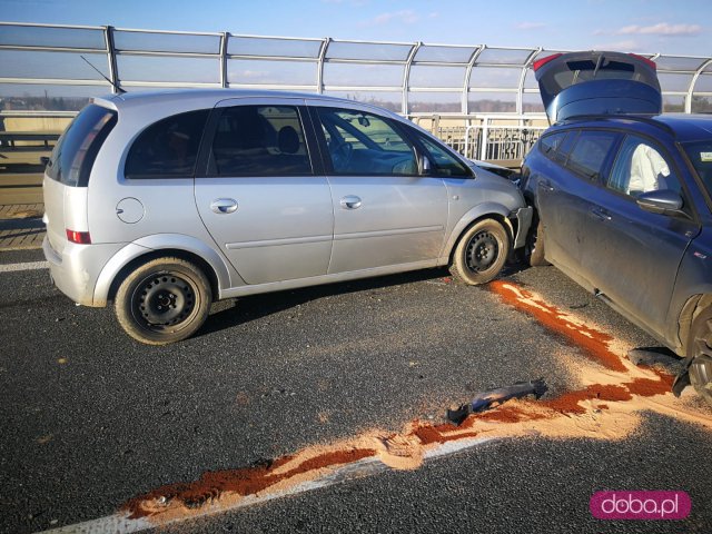 Zderzenie trzech pojazdów na AOW