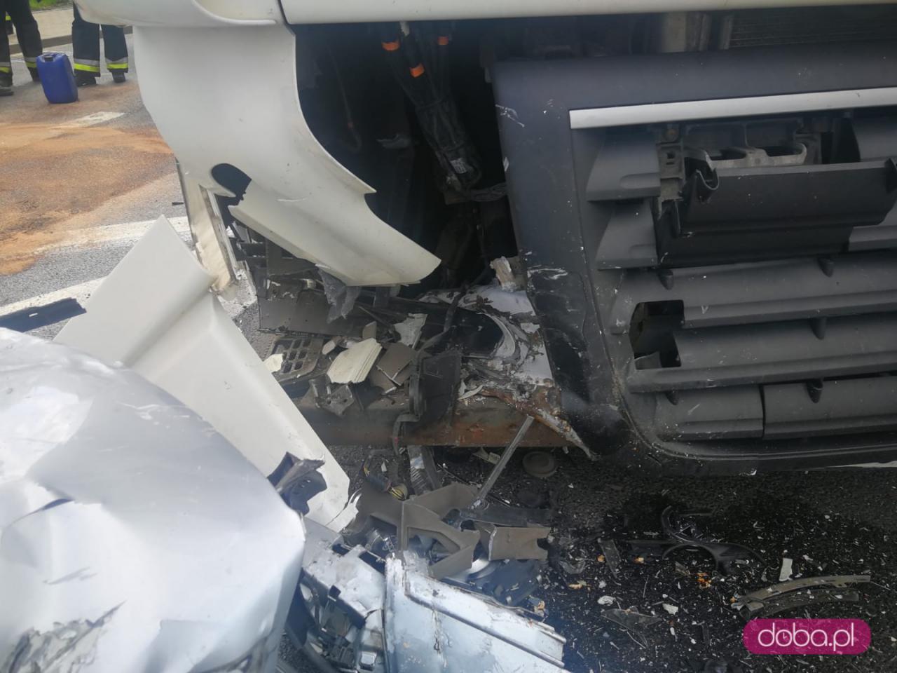 Zderzenie ciężarówki z osobówką na DK 35 w Małuszowie