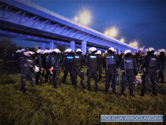 Wrocławscy policjanci zabezpieczali derby na Stadionie Miejskim