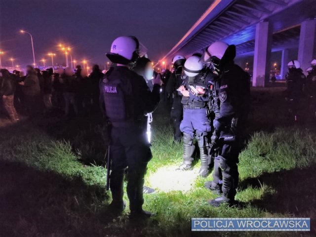 Wrocławscy policjanci zabezpieczali derby na Stadionie Miejskim