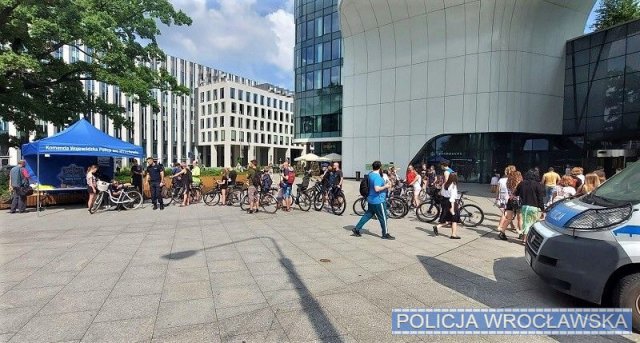 Wrocławscy policjanci przeprowadzili akcję znakowania rowerów