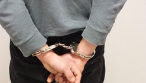 Policjanci zatrzymali dwóch nastolatków podejrzanych o kradzieże i rozbój