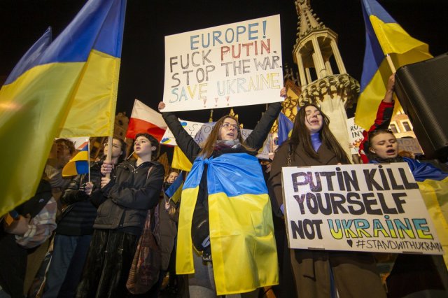 [FOTO] Wrocławianie manifestowali solidarność z Ukrainą